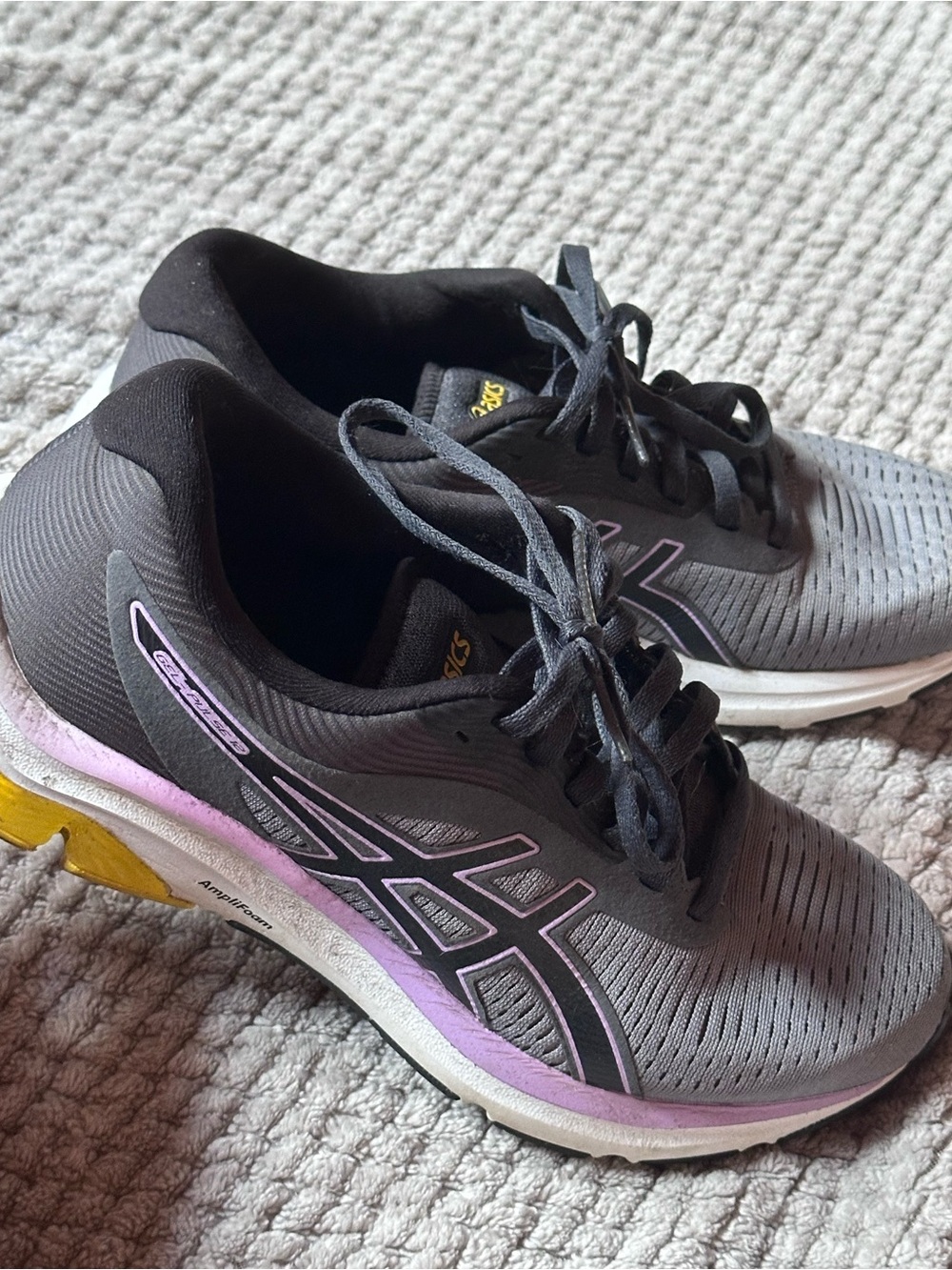 ASICS women’s Gray Athletic Running Shoes Size 7.5